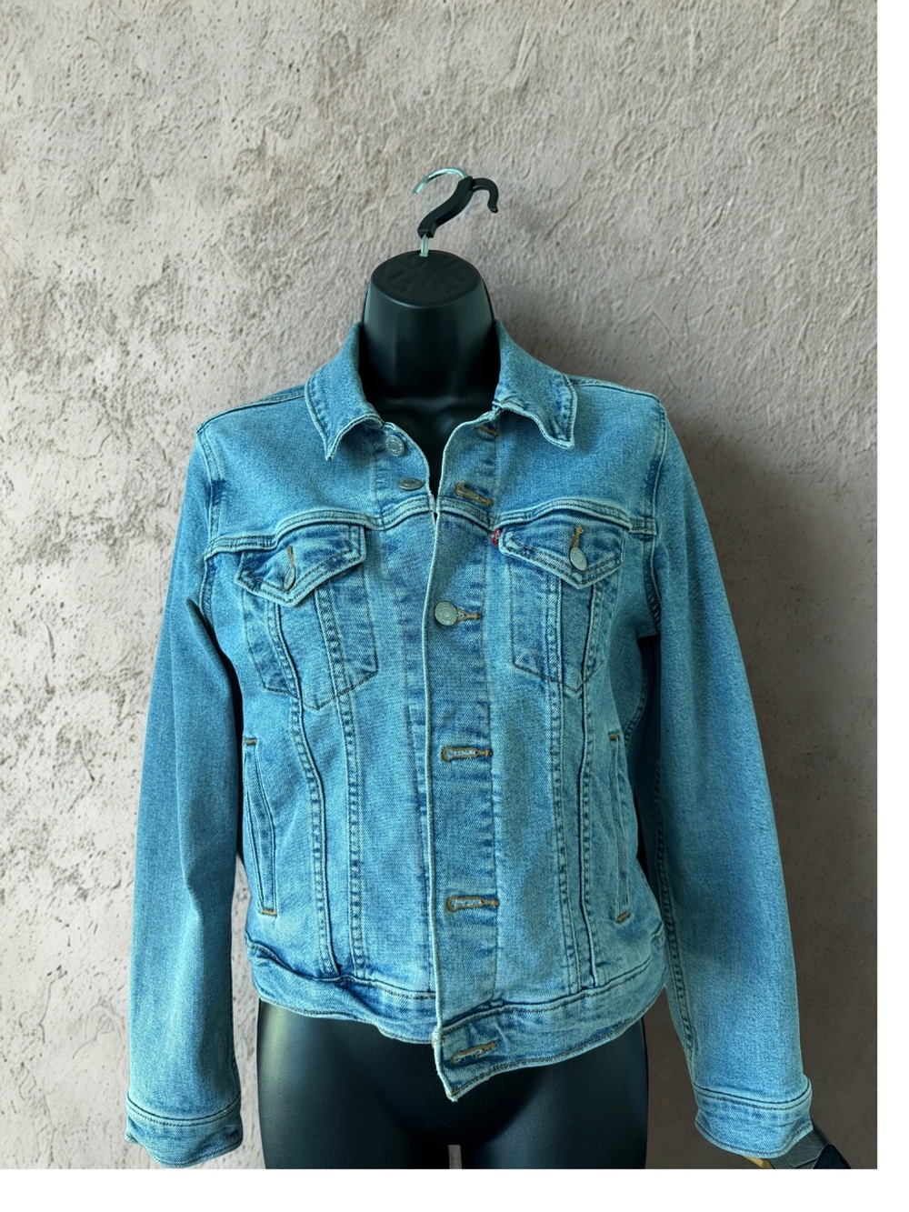 LEVI'S CLASSIC TRUCKER JACKET | Medium Wash | Iconic Denim | Timeless Style